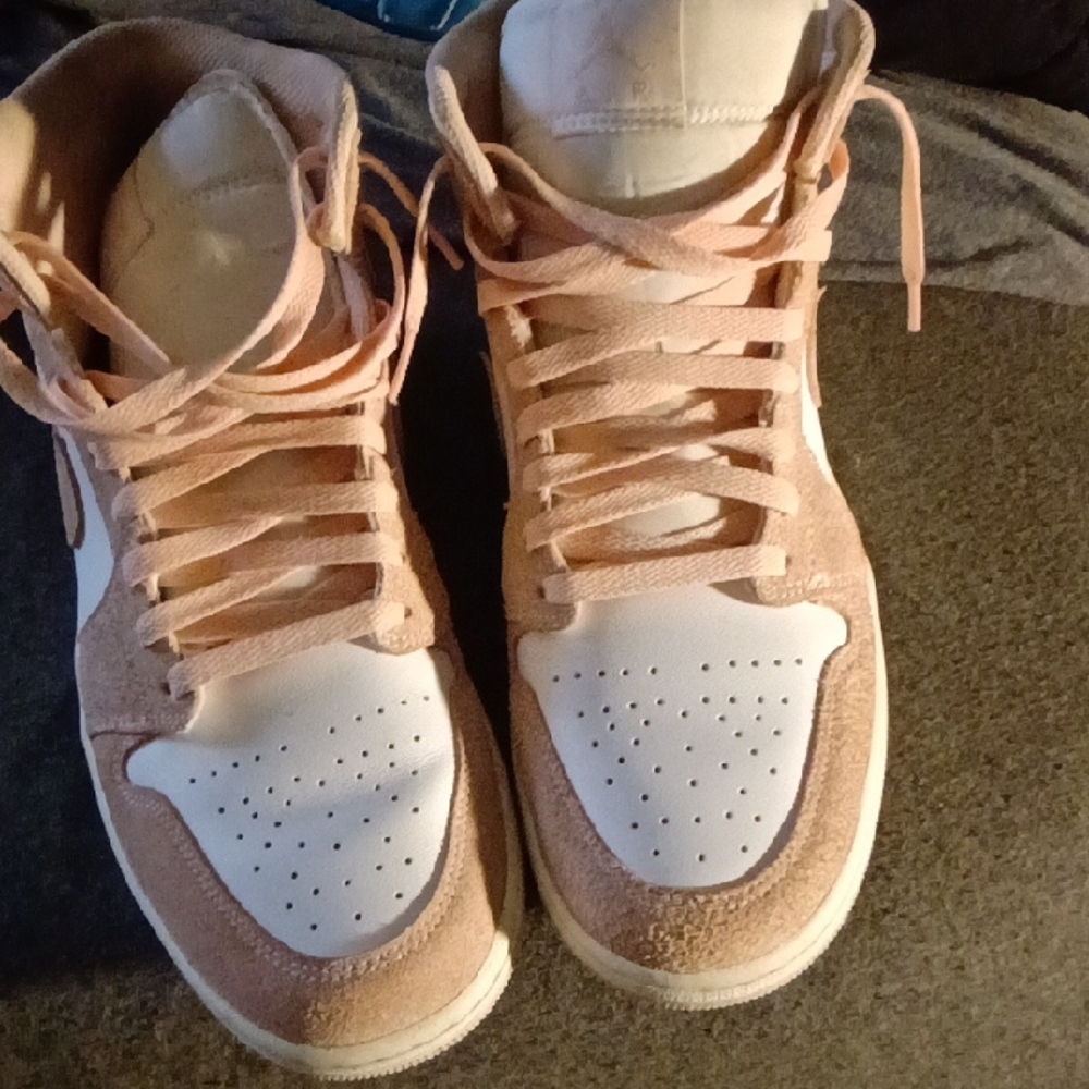 Nike Athletic Shoes in White and Tan